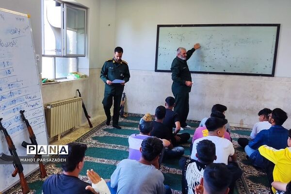 برگزاری دوره آموزش آشنایی با سلاح درس آمادگی‌دفاعی در مدارس‌فشافویه