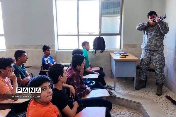 برگزاری دوره آموزش آشنایی با سلاح درس آمادگی‌دفاعی در مدارس‌فشافویه