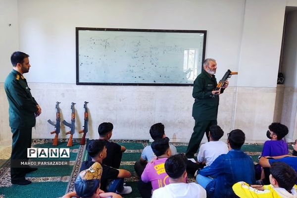 برگزاری دوره آموزش آشنایی با سلاح درس آمادگی‌دفاعی در مدارس‌فشافویه