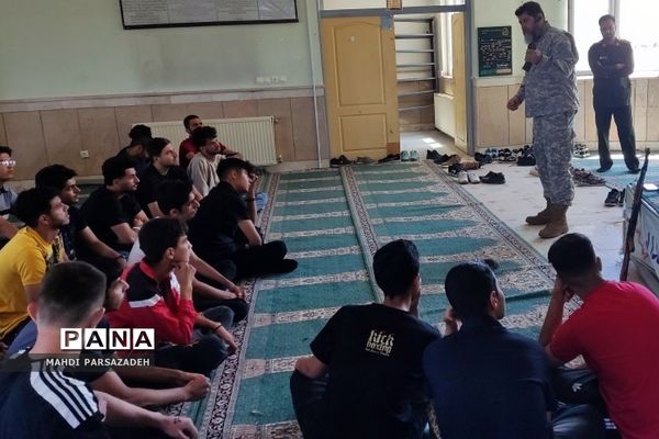 برگزاری دوره آموزش آشنایی با سلاح درس آمادگی‌دفاعی در مدارس‌فشافویه