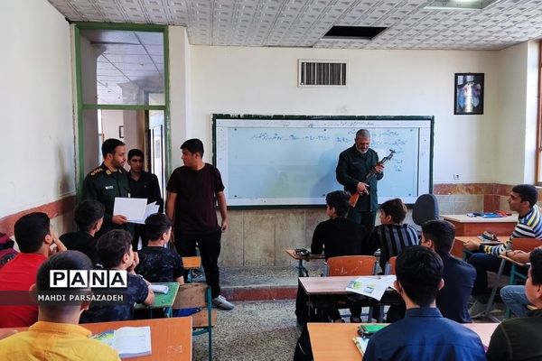 برگزاری دوره آموزش آشنایی با سلاح درس آمادگی‌دفاعی در مدارس‌فشافویه