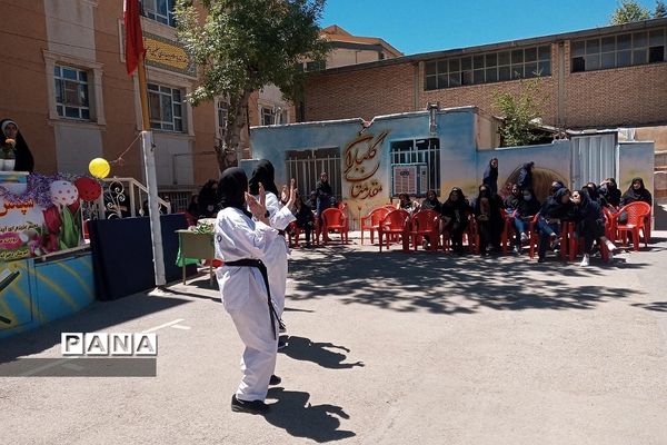 گرامیداشت هفته معلم در دبیرستان تربیت و طالقانی رودهن