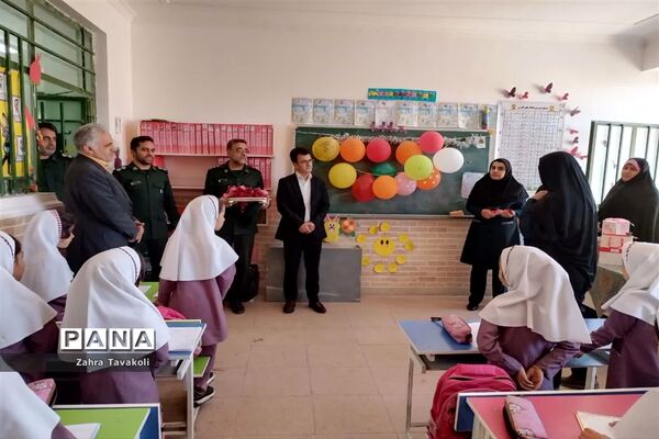 تقدیر از معلمان دبستان دخترانه احرامیان ناحیه یک یزد