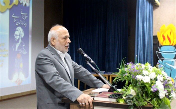 معلم در جامعه، نقش هدایت‌گری دارد