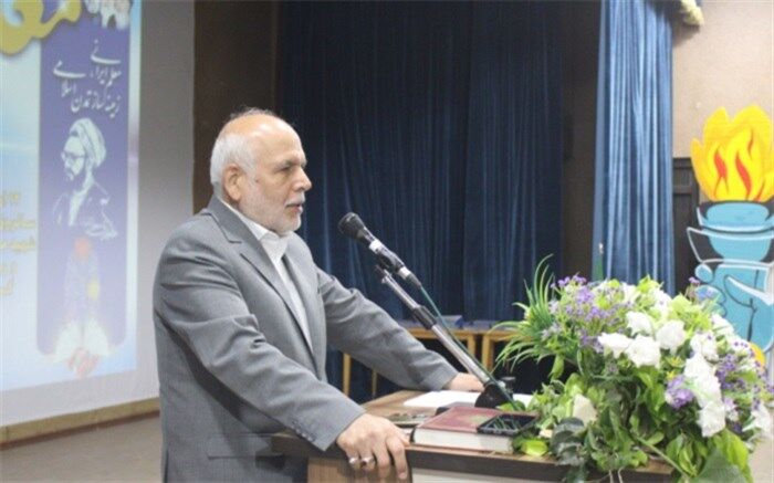 معلم در جامعه، نقش هدایت‌گری دارد