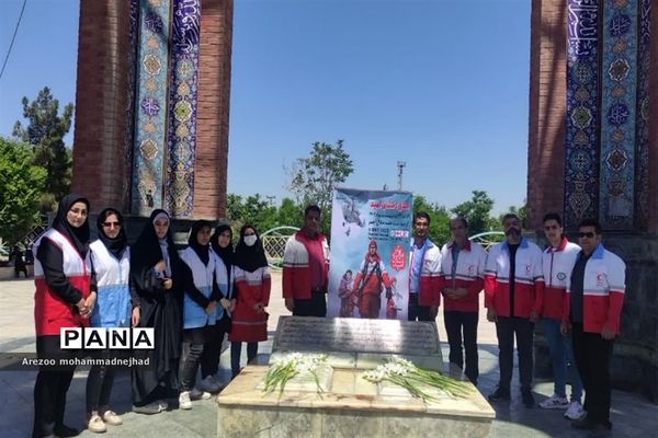 غبارروبی و عطر افشانی مزار شهدای قرچک در هفته گرامیداشت هلال احمر