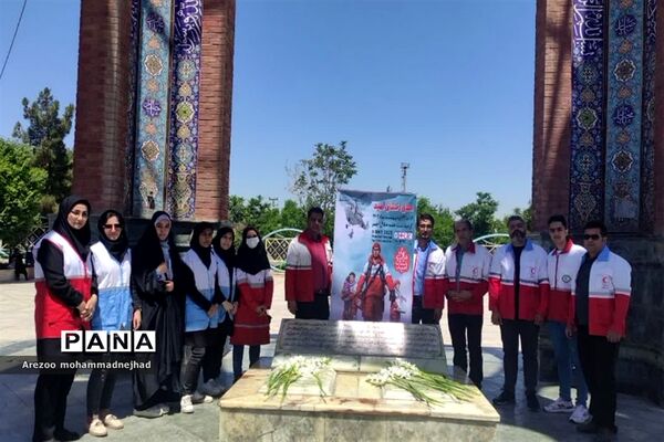 غبارروبی و عطر افشانی مزار شهدای قرچک در هفته گرامیداشت هلال احمر