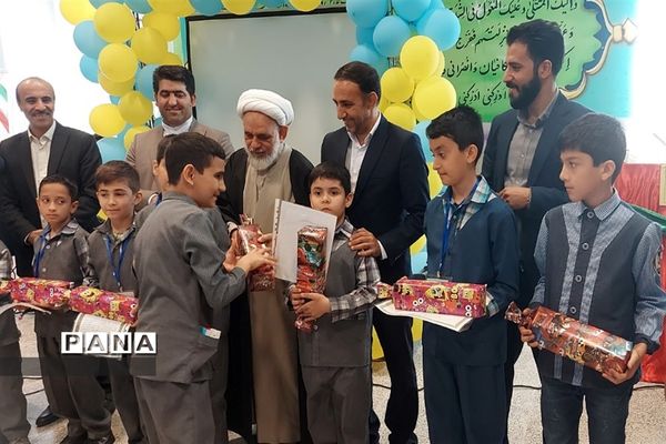 تقدیر از دانش‌آموزان پروژه‌های علمی جابر ابن حیان در دبستان پسرانه فرهنگیان قرچک