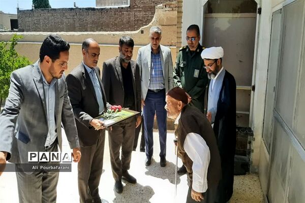 دیدار مسئولان با خانواده شهدای معلم‌ در نایین