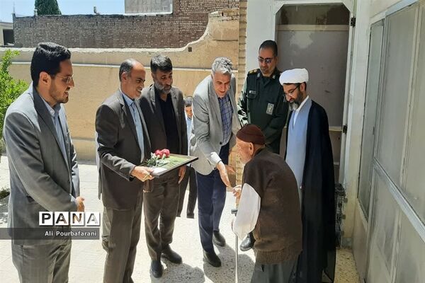 دیدار مسئولان با خانواده شهدای معلم‌ در نایین