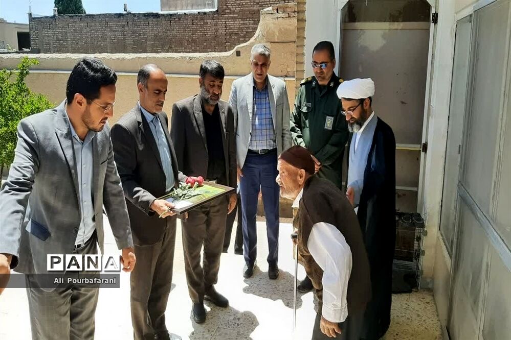 دیدار مسئولان با خانواده شهدای معلم‌ در نایین