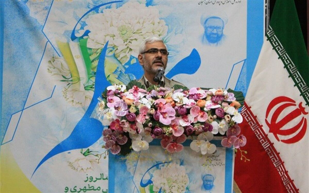 معلمان سربازان گمنام نظام هستند