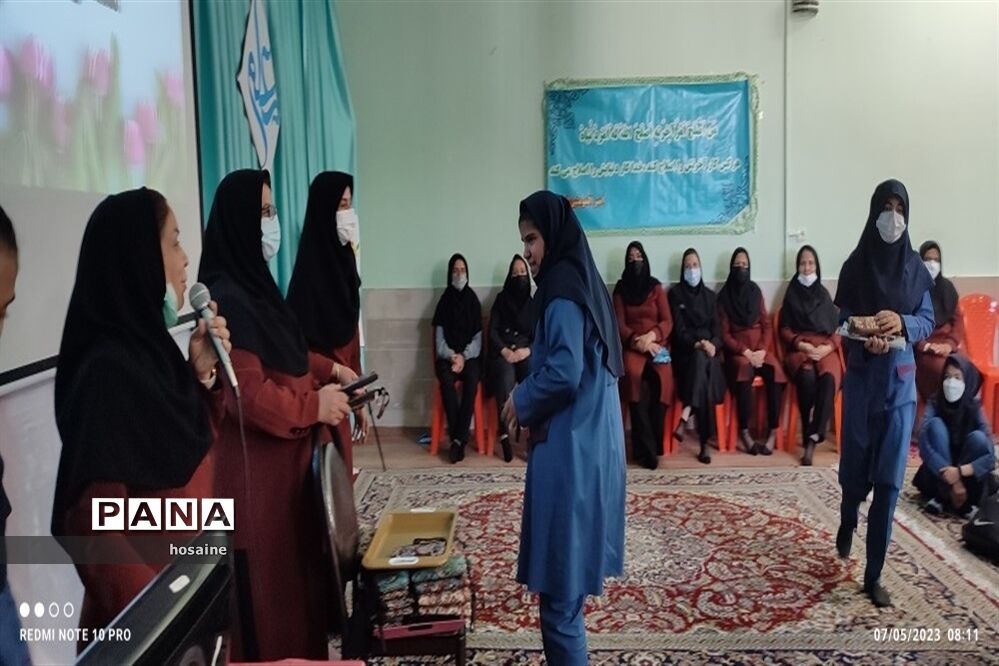 آیین تجلیل از معلمان دبیرستان ه‍یات امنایی معرفت بیرجند