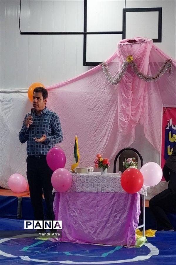 برگزاری مراسم تجلیل و قدردانی از پدر بزرگ‌ها و مادر‌بزرگ‌های دبستان شهید عدالت