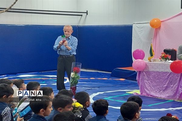 برگزاری مراسم تجلیل و قدردانی از پدر بزرگ‌ها و مادر‌بزرگ‌های دبستان شهید عدالت