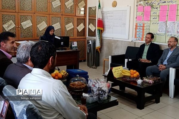 بازدید مدیرکل امور مالیاتی شرق استان تهران از دبستان دخترانه شهید کلانتری بهارستان‌۲
