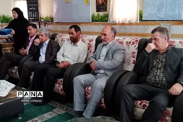 بازدید مدیرکل امور مالیاتی شرق استان تهران از دبستان دخترانه شهید کلانتری بهارستان‌۲