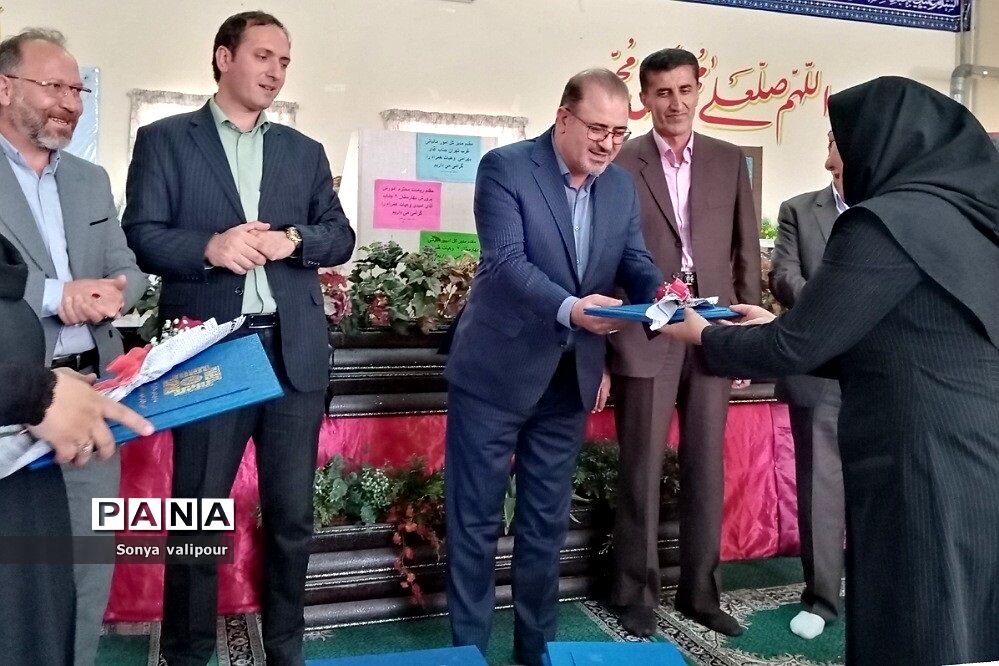 بازدید مدیرکل امور مالیاتی شرق استان تهران از دبستان دخترانه شهید کلانتری بهارستان‌۲
