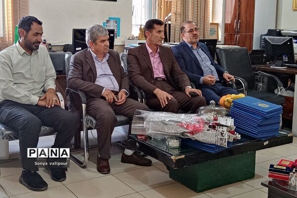 بازدید مدیرکل امور مالیاتی شرق استان تهران از دبستان دخترانه شهید کلانتری بهارستان‌۲
