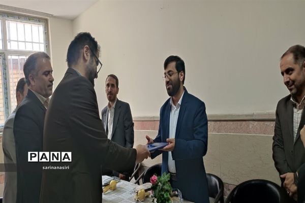 بازدید مدیرکل دفتر انتشارات و فن‌آوری آموزشی از دبستان مالک اشترمنطقه ۱۰