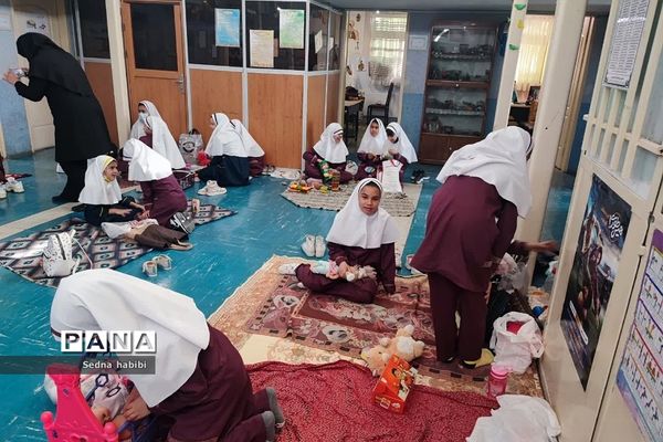 طرح یک‌روزه در مدرسه بدون کیف در دبستان حضرت زهرا(س) یک رودهن