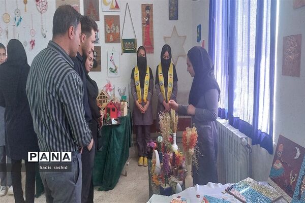 نمایشگاه دست ساخته های دانش‌آموزان کامفیروز