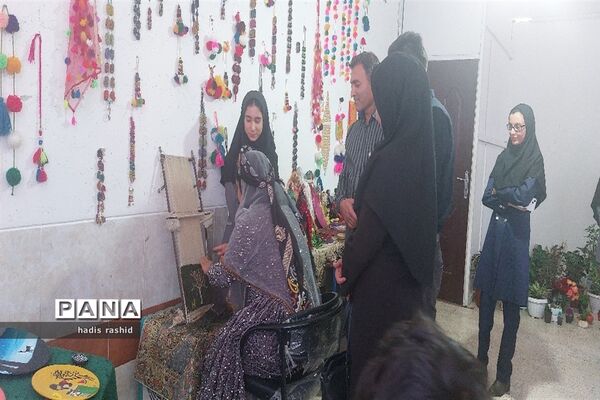 نمایشگاه دست ساخته های دانش‌آموزان کامفیروز
