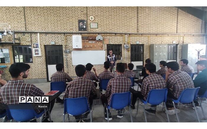 ترویج فرهنگ مهارت، کار و اشتغال پذیری در میان دانش آموزان نایینی