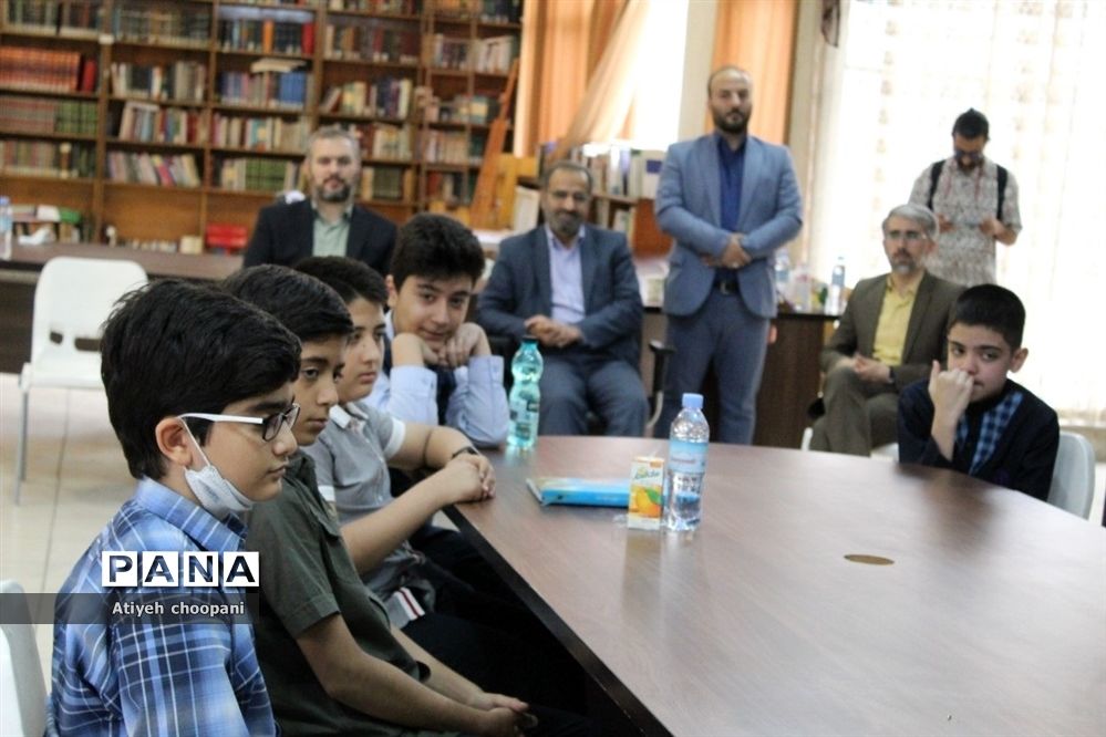 بازدید معاون پرورشی و فرهنگی شهر تهران از مسابقات مشاعره