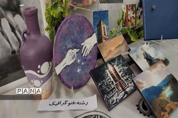 نمایشگاه کار آفرینی در دبیرستان نمونه دولتی فرزانه