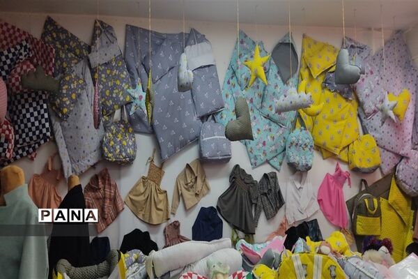 نمایشگاه کار آفرینی در دبیرستان نمونه دولتی فرزانه