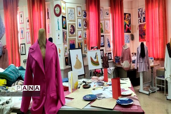نمایشگاه کار آفرینی در دبیرستان نمونه دولتی فرزانه