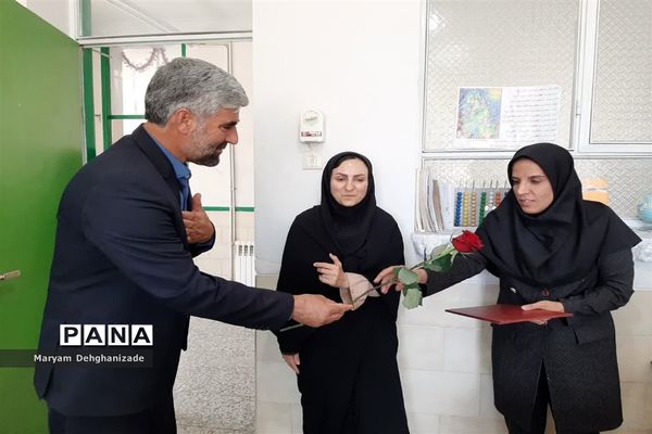 تقدیر از آموزگاران آموزشگاه کودکان با نیازهای ویژه انفاق مهریز