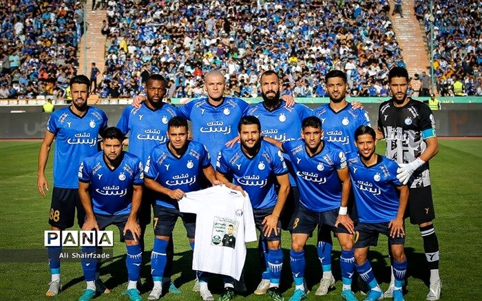 پرسپولیس با اشتباهات داوری صدر را گرفت