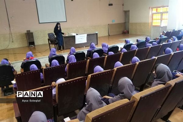 آموزش مهارت‌های تشکیلاتی به دانش‌آموزان دبستان دخترانه معارف6 ناحیه 3 شیراز