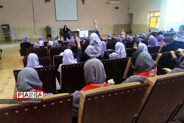 آموزش مهارت‌های تشکیلاتی به دانش‌آموزان دبستان دخترانه معارف6 ناحیه 3 شیراز