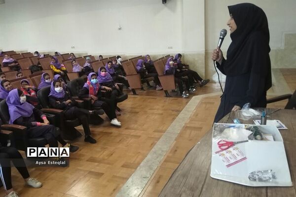 آموزش مهارت‌های تشکیلاتی به دانش‌آموزان دبستان دخترانه معارف6 ناحیه 3 شیراز