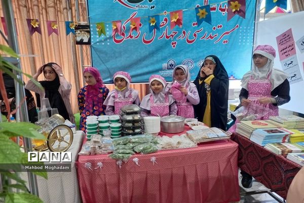 بازدید مدیر آموزش و پرورش منطقه ۱۳ از نمایشگاه حیات سبز