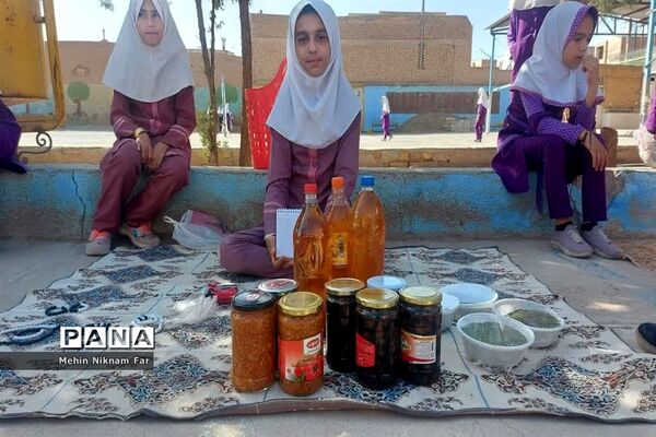 برپایی نمایشگاه دست‌سازها و تولیدات محلی دانش‌آموزان دبستان حضرت رقیه(س)  ناحیه یک یزد