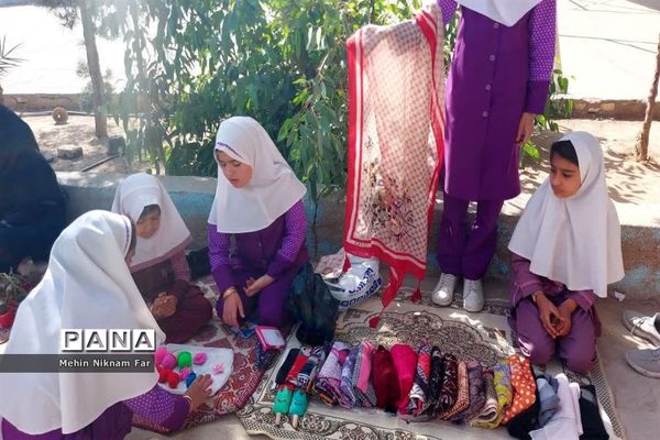 برپایی نمایشگاه دست‌سازها و تولیدات محلی دانش‌آموزان دبستان حضرت رقیه(س)  ناحیه یک یزد