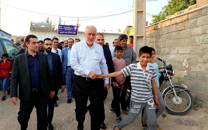 حضور استاندار تهران در شهرک امام رضا(ع) بومهن و گفت‌وگو با مردم