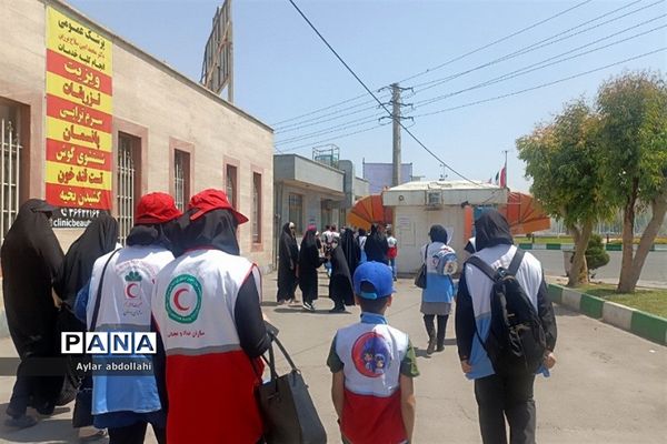 پیاده‌روی اعضای جمعیت هلال احمر در شهرستان قرچک