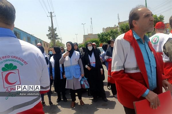 پیاده‌روی اعضای جمعیت هلال احمر در شهرستان قرچک