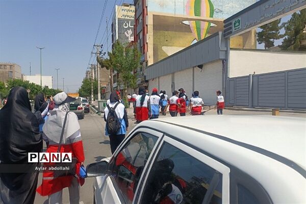 پیاده‌روی اعضای جمعیت هلال احمر در شهرستان قرچک
