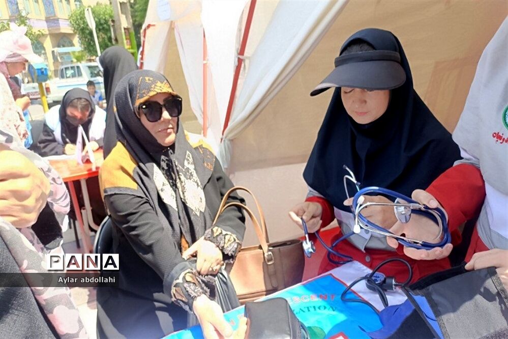 برپایی چادرهای سلامت توسط اعضای جمعیت هلال احمر شهرستان قرچک