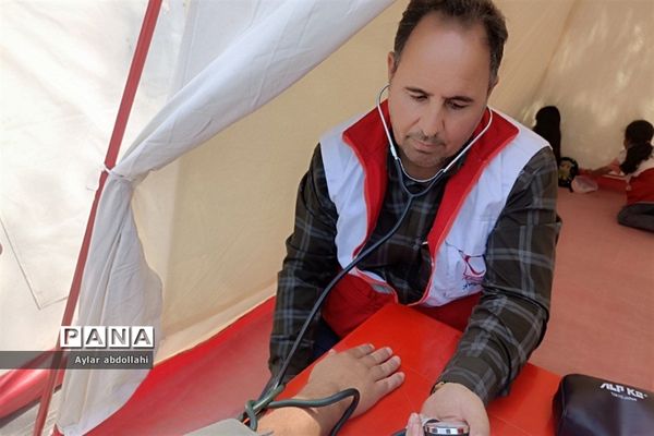 برپایی چادرهای سلامت توسط اعضای جمعیت هلال احمر شهرستان قرچک