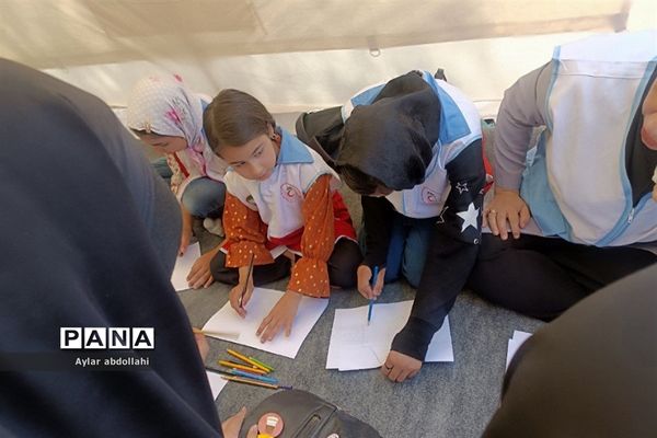 برپایی چادرهای سلامت توسط اعضای جمعیت هلال احمر شهرستان قرچک