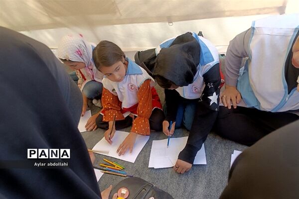 برپایی چادرهای سلامت توسط اعضای جمعیت هلال احمر شهرستان قرچک
