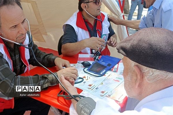 برپایی چادرهای سلامت توسط اعضای جمعیت هلال احمر شهرستان قرچک