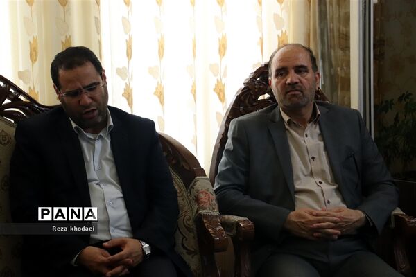 دیدار سرپرست وزارت آموزش و پرورش با خانواده شهدا در تبریز